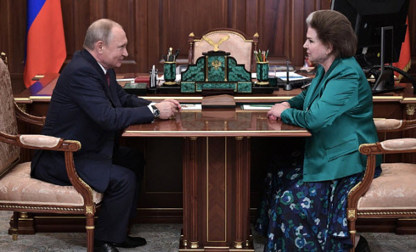فالنتينا تيريشكوفا مع الرئيس الروسي بوتين