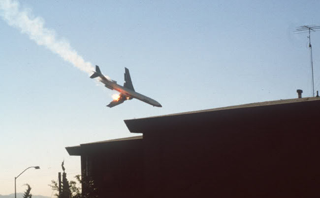 صورة سقوط طائرة باسيفيك ساوث ويست إيرلاينز و تحطمها