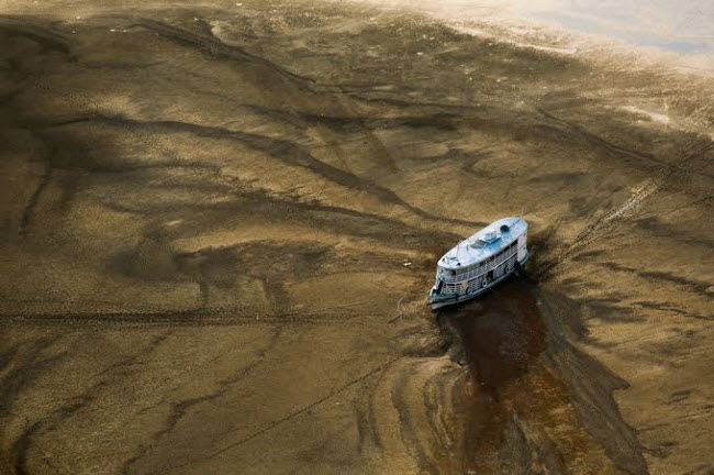 صورة جفاف نهر الأمازون و محاصرة إحدي السفن النهرية بالرمال في إحدي روافده