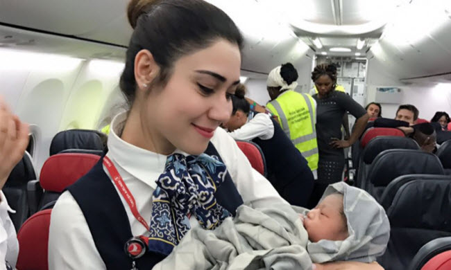 هل الأطفال الذين يولدون علي متن طائرات يحصلون من شركاتها علي تذاكر سفر مجانية مدي الحياة ؟