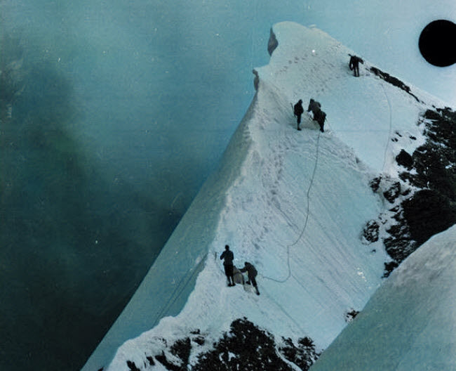 صورة إنقاذ متسلق الجبال الإيطالي كلاوديو كورتي من قمة جبل إيجر السويسري