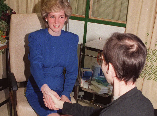 صورة مصافحة الأميرة ديانا لأحد المصابين بالإيدز و التي أعتبرت نقطة تحول نحو طبيعة التعامل مع مرضاه