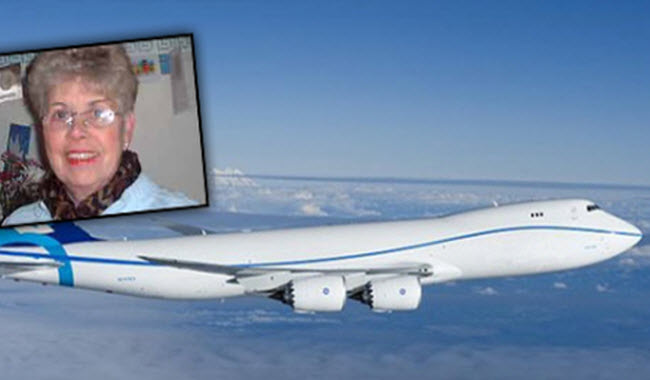 إمرأة محظوظة تصاب بنوبة قلبية خلال سفرها علي متن طائرة و تفاجئ بأن أغلب ركابها أطباء قلب قاموا بإنقاذ حياتها