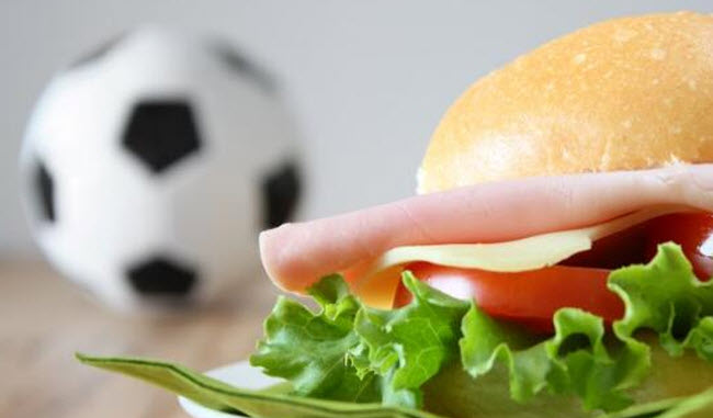 5 لاعبين كرة قدم تم إنتقالهم لأندية أخري مقابل صفقات من الطعام