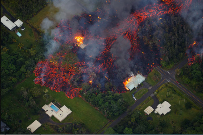 صورة دخول حمم بركان كيلوايا علي المنازل في هاواي