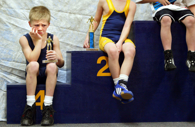 صورة الطفل جيمي كيتس و هو حزين لإحرازه المركز الرابع في إحدي بطولات المصارعة