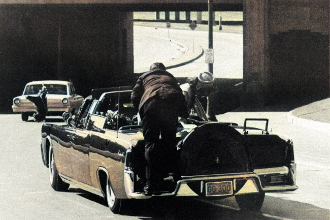 صورة إغتيال الرئيس الأمريكي جون كينيدي و محاولة هروب السيدة الأولي من السيارة أثناء إطلاق النيران