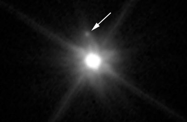 صورة ملتقطة من خلال تليسكوب هابل لكوكب ماكيماكي و يظهر القمر التابع له بجانبه