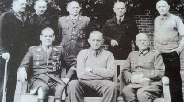 مجموعة من الجنرالات الألمان الذين كانوا محتجزين في نزل ترينت بارك و تم التصنت عليهم أثناء عملية الغرفة إم