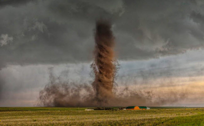 صورة أحد الأعاصير النادرة لحظة إقترابه من أحد المنازل بولاية كولورادو الأمريكية