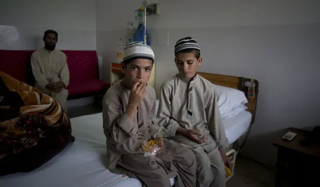 أطفال الطاقة الشمسية .. مرض مجهول يصيب طفلين يجعلهم لا يستطيعون العيش بشكل طبيعي سوي تحت أشعة الشمس فقط