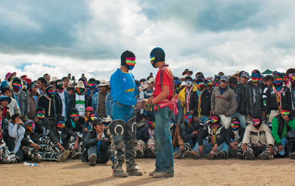 التاكاناكوى مهرجان شعبي بيروفي يستقبل المشاركين فيه العام الجديد بالقتال مع بعضهم البعض