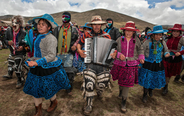 التاكاناكوى مهرجان شعبي بيروفي يستقبل المشاركين فيه العام الجديد بالقتال مع بعضهم البعض