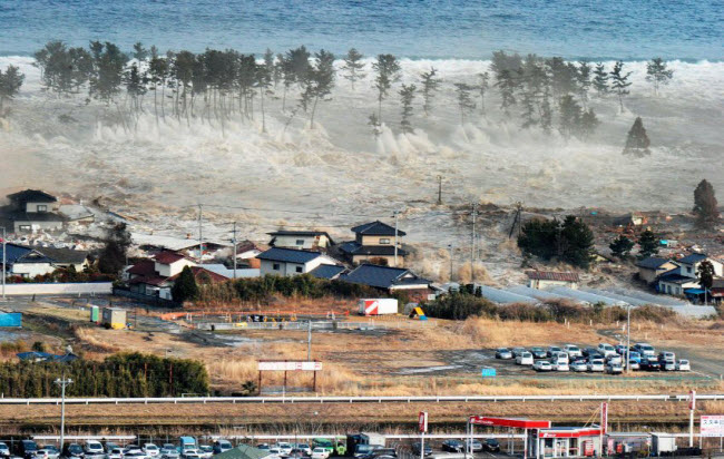 صورة إجتياح موجات التسونامي لشواطئ مدينة ناتوري اليابانية