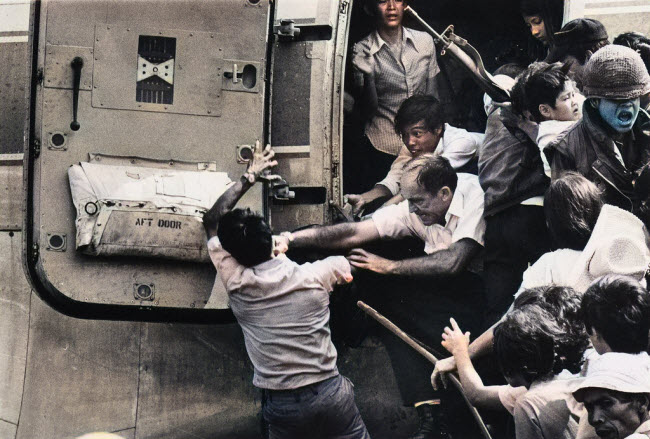 صورة لكم مواطن فيتنامي علي يد مسئول أمريكي لمنعه من ركوب المروحية التى تقوم بإخلائه