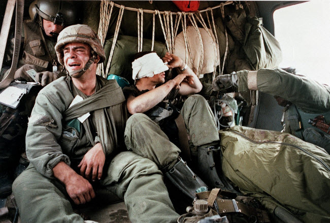 صورة وجه الحرب و بكاء الرقيب الأمريكي كين كوزاكوفيتش على زميله المتوفى أمامه الجندى أندي ألانيز