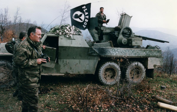 راتكو ملاديتش القائد العسكري لصرب البوسنة مع جنوده أثناء حرب البوسنة عام 1994