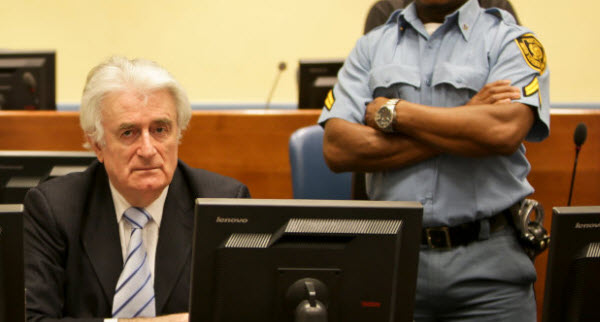 رادوفان كاراديتش خلال أحدي جلسات محاكمته بتهم تتعلق بجرائم ضد الإنسانية في حرب البوسنة