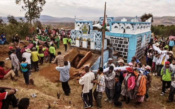 الفاماديهانا .. تقليد غريب يقوم فيه سكان مدغشقر بإستخراج الجثث و الرقص معها