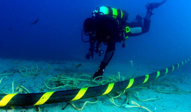 هل الكابلات البحرية لشبكة الانترنت الموجودة بأعماق المحيطات عرضة للتخريب ؟