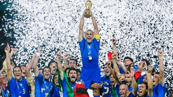 المنتخب الإيطالي بعد فوزه بكأس العالم عام 2006