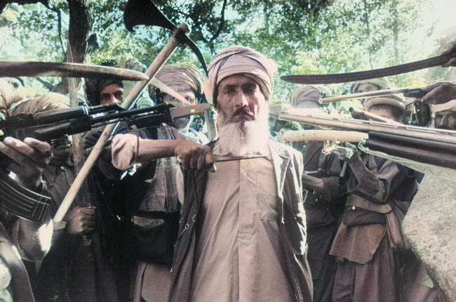 صورة مواطن أفغاني قبل إعدامه علي يد المجاهدين بعد إتهامه بالخيانة