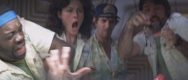 كيف صور مشهد إنفجار صدر كين في فيلم فضائي Alien و إخفاء تفاصيله عن باقي الممثلين لتصوير رعبهم الحقيقي