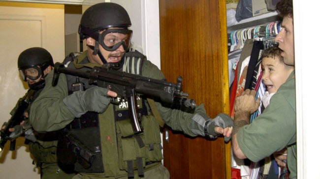 صورة إعتقال الطفل الكوبي إيليان جونزاليس من قبل السلطات الأمريكية