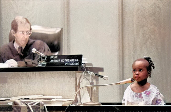 صورة الطفلة جينيفر رويال أثناء الإدلاء بشهادتها لإدانة أحد تجار المخدرات