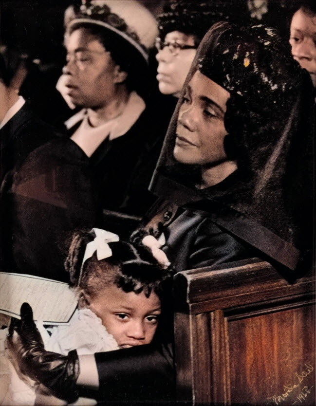 صورة حزن أرملة و إبنة الناشط مارتن لوثر كينج أثناء مراسم تشييع جنازته عقب إغتياله