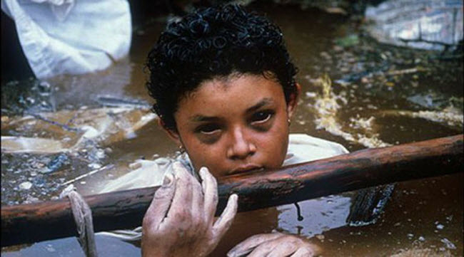 صورة الطفلة العالقة أومايرا سانشيز وسط حطام منزلها عقب تدميره من ثوران بركاني