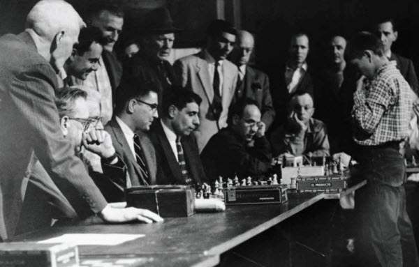 بوبي فيشر أسطورة لعبة الشطرنج الذي تحول إلي شخصية مضطربة نفسيا