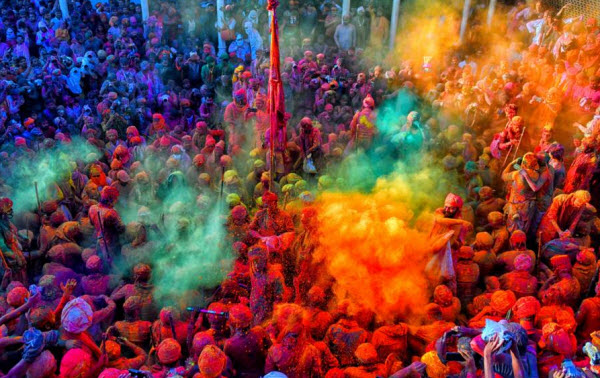 مهرجان هولي للألوان الذي يحتفل به في جميع أنحاء العالم لإستقبال الربيع