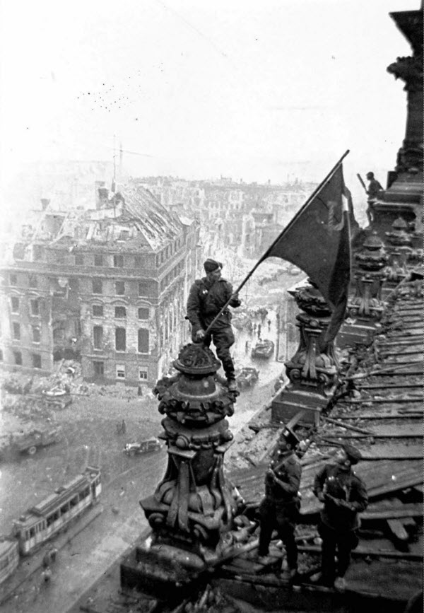 صورة رفع العلم السوفيتي فوق مبني الرايخستاج الألماني