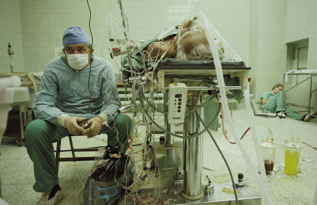 صورة الجراح البولندي زبيجنيو ريليجا أثناء متابعة حالة مريضه بعد عملية زرع قلب أستمرت 23 ساعة