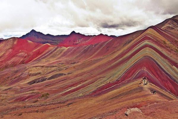 جبل قوس قزح .. ظاهرة جيولوجية ساحرة في أعماق جبال الأنديز 