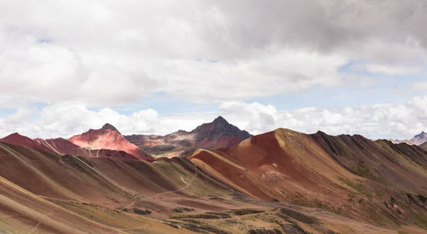جبل قوس قزح .. ظاهرة جيولوجية ساحرة في أعماق جبال الأنديز 