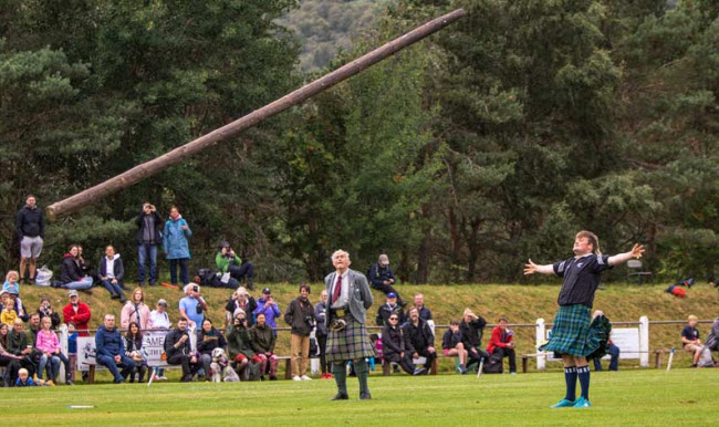 رمي الكابينة .. لعبة أسكتلندية لقياس قوة التحمل برفع الأعمدة الخشبية و رميها