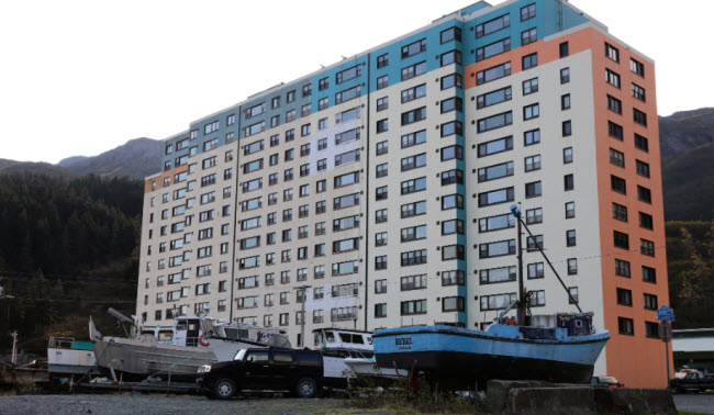 ويتير .. بلدة أمريكية نائية يعيش سكانها داخل مبني واحد به كافة المرافق الخدمية