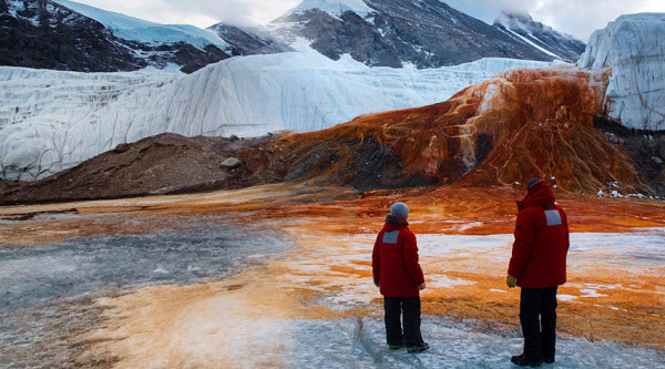 شلالات الدم .. نهر جليدي أحمر يتدفق من وسط جليد القارة القطبية الجنوبية الأبيض