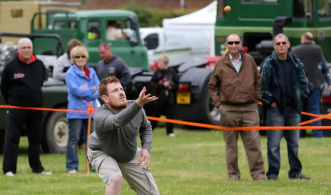 رمي البيض .. رياضة ترفيهية يتنافس فيها المتسابقين بإلقاء البيض دون كسره