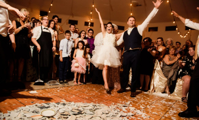 بولترابند .. تقليد ألماني يقوم فيه المقبلين علي الزواج بتكسير الأواني الخزفية لضمان حياة سعيدة