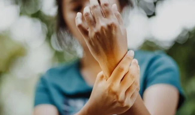 متلازمة اليد الغريبة .. ظاهرة طبية تجعل يد الإنسان تنقلب علي جسد صاحبها