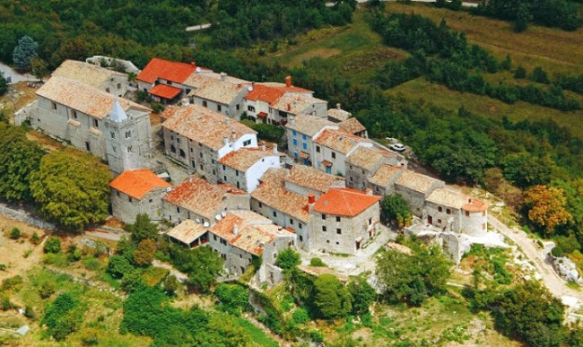 مدينة هوم الكرواتية أصغر بلدة في العالم