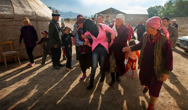 إختطاف العروس .. عادة قيرغيزية تختطف فيها النساء لإجبارهم علي الزواج