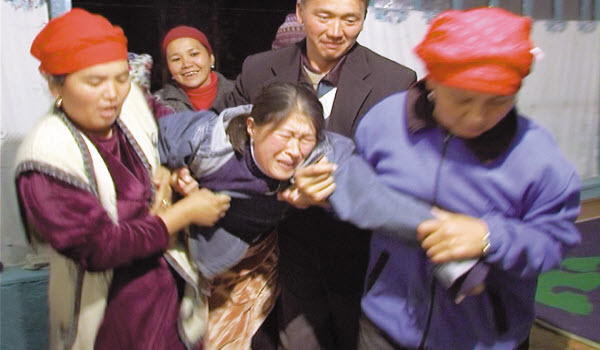 إختطاف العروس .. عادة قيرغيزية تختطف فيها النساء لإجبارهم علي الزواج