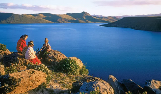 ما هي بحيرة تيتيكاكا ؟ أين تقع بحيرة تيتيكاكا ؟ ما هي خصائص بحيرة تيتيكاكا