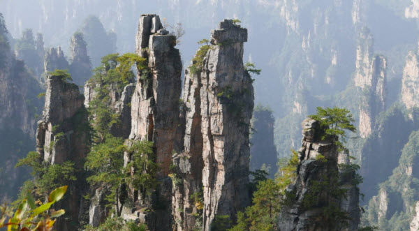 قمم جبل تيانزي .. مرتفعات صخرية ساحرة تخترق عنان سماء الصين
