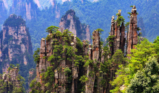 قمم جبل تيانزي .. مرتفعات صخرية ساحرة تخترق عنان سماء الصين