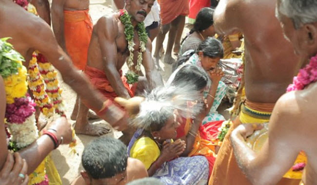 تحطيم جوز الهند علي رؤوس المصلين .. تقليد غريب يقوم به الهنود لتلقي البركات